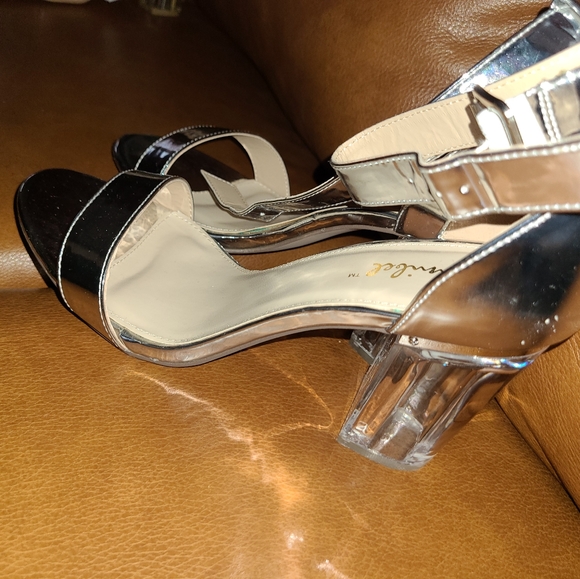 Metallic sandal - Picture 2 of 3